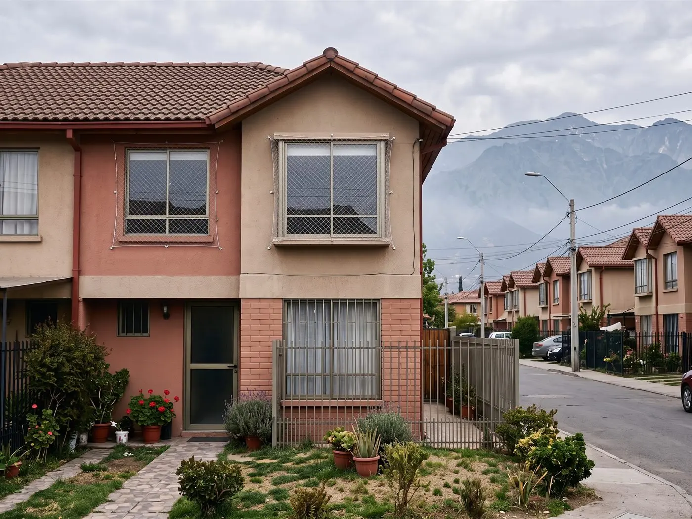 Casa de dos pisos en un condominio de Puente Alto con malla de seguridad en las ventanas del segundo piso